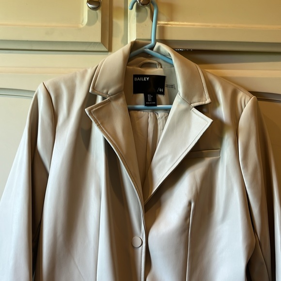 Bailey 44 Faux leather Beige / Cream Coat size LG. Only worn once. - Picture 4 of 11